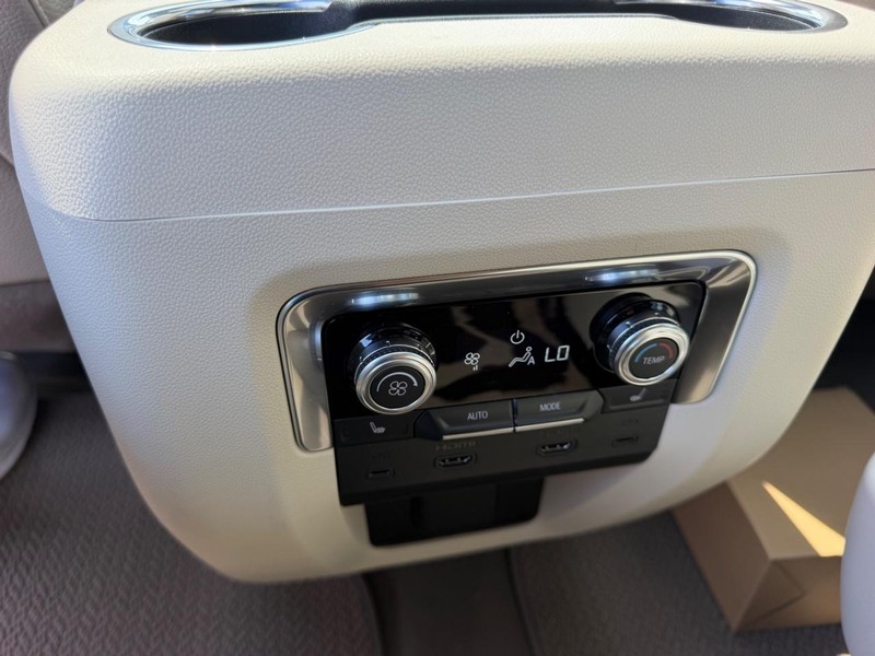 GMC Yukon XL Vehicle Full-screen Gallery Image 12