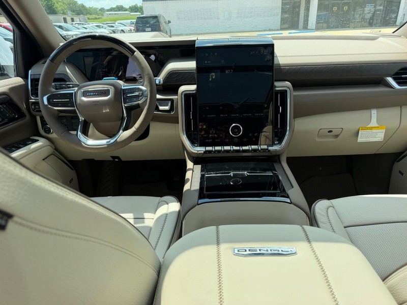 GMC Yukon XL Vehicle Full-screen Gallery Image 13