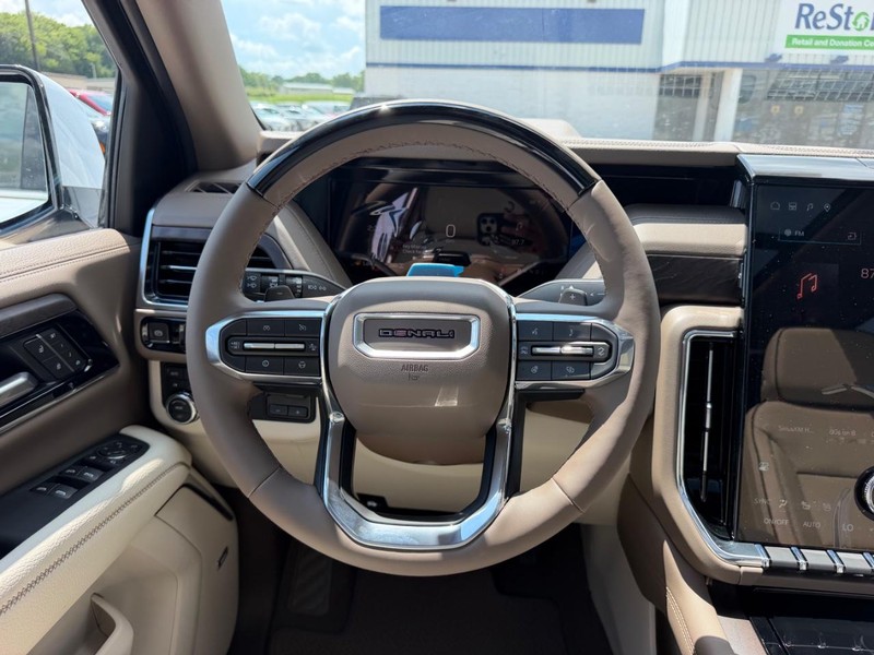 GMC Yukon XL Vehicle Full-screen Gallery Image 14
