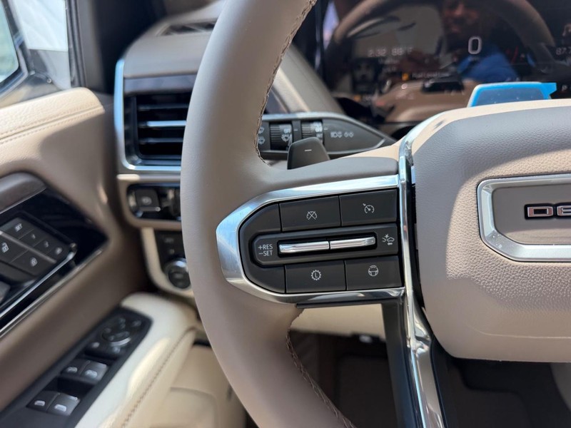 GMC Yukon XL Vehicle Full-screen Gallery Image 15