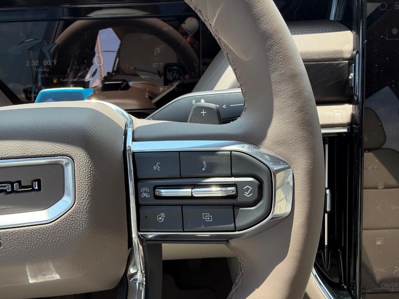 GMC Yukon XL Vehicle Full-screen Gallery Image 16