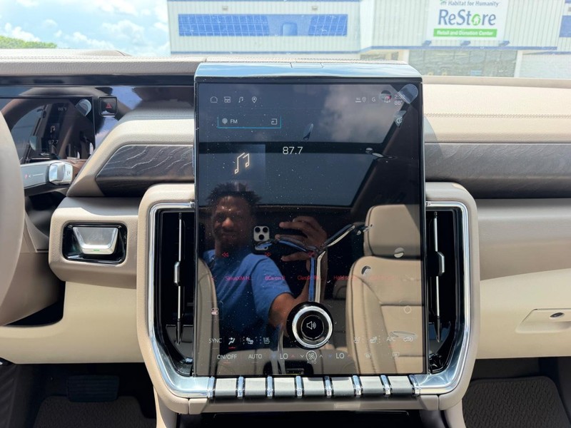 GMC Yukon XL Vehicle Full-screen Gallery Image 18