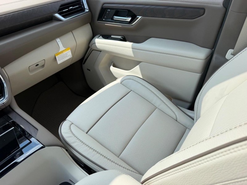 GMC Yukon XL Vehicle Full-screen Gallery Image 20