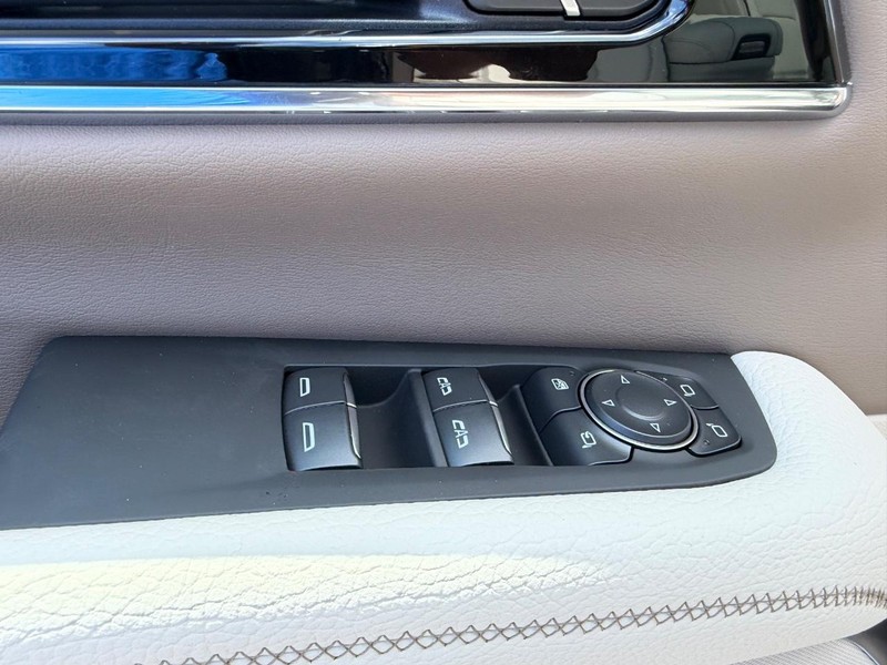 GMC Yukon XL Vehicle Full-screen Gallery Image 21