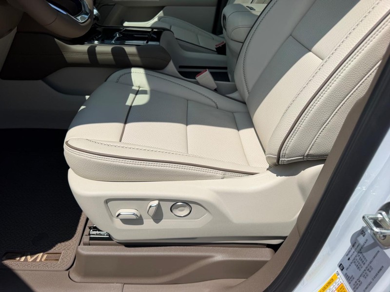 GMC Yukon XL Vehicle Full-screen Gallery Image 23