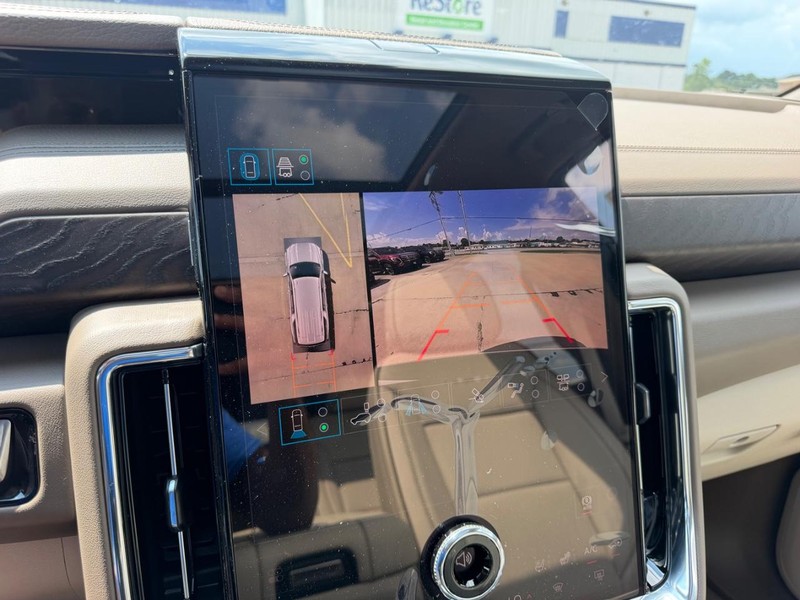GMC Yukon XL Vehicle Full-screen Gallery Image 25
