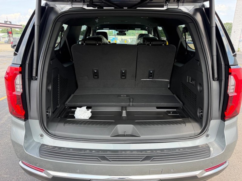 GMC Yukon XL Vehicle Full-screen Gallery Image 5