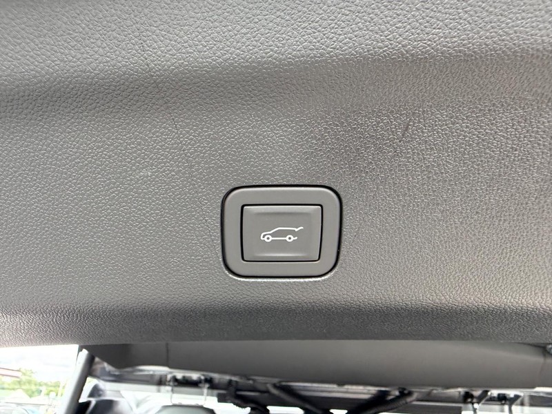 GMC Yukon XL Vehicle Full-screen Gallery Image 6