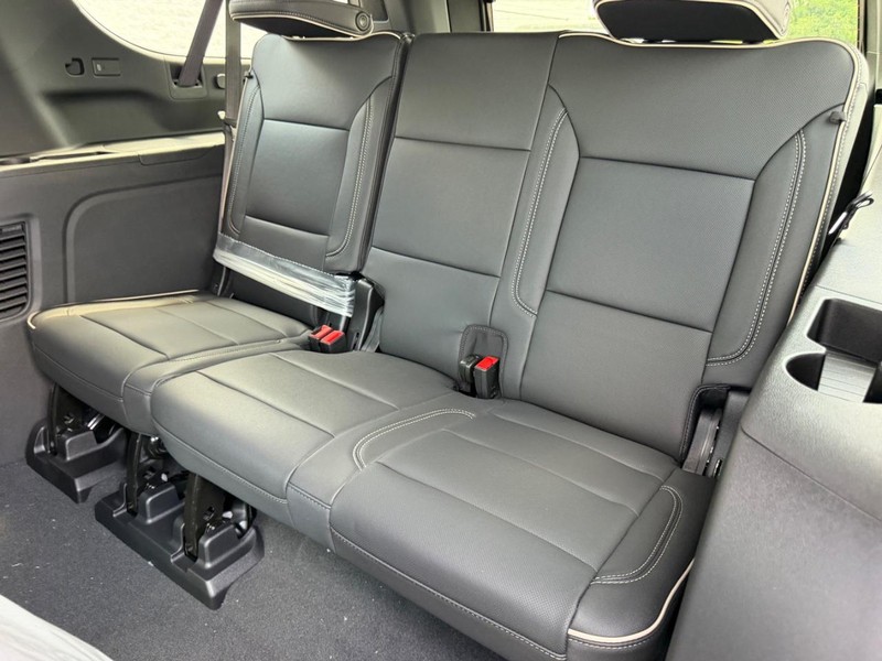GMC Yukon XL Vehicle Full-screen Gallery Image 7