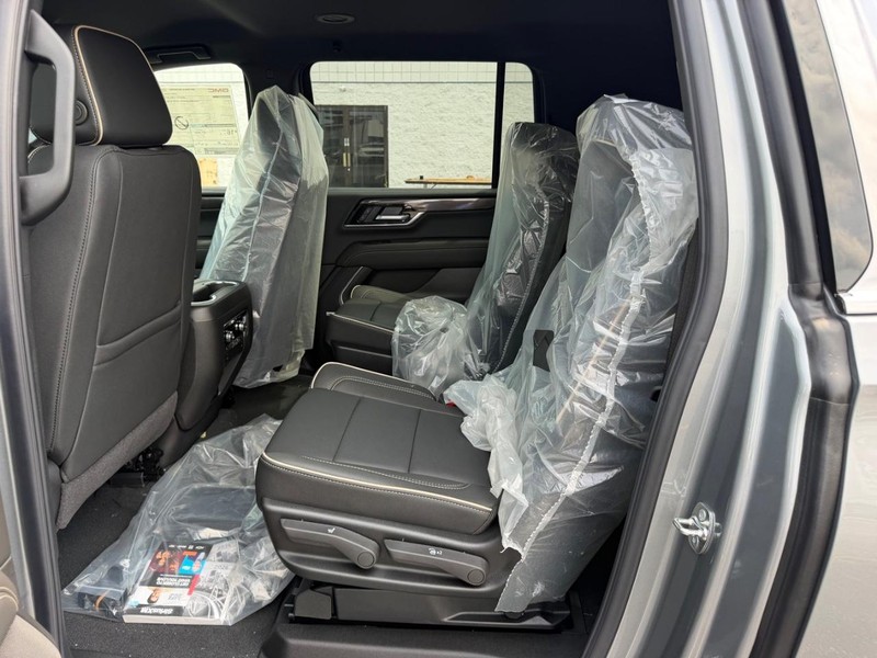 GMC Yukon XL Vehicle Full-screen Gallery Image 8