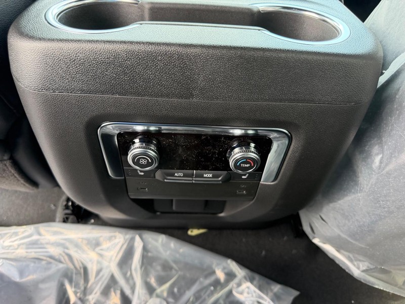 GMC Yukon XL Vehicle Full-screen Gallery Image 9