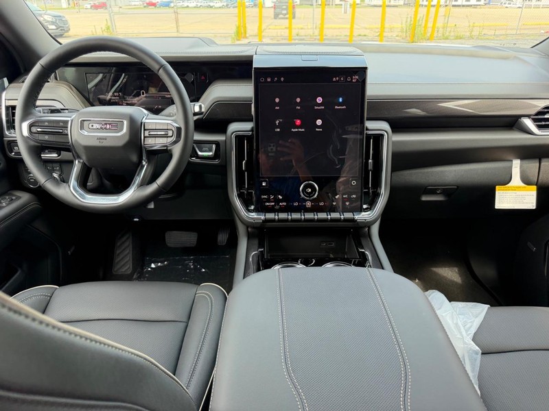 GMC Yukon XL Vehicle Full-screen Gallery Image 10