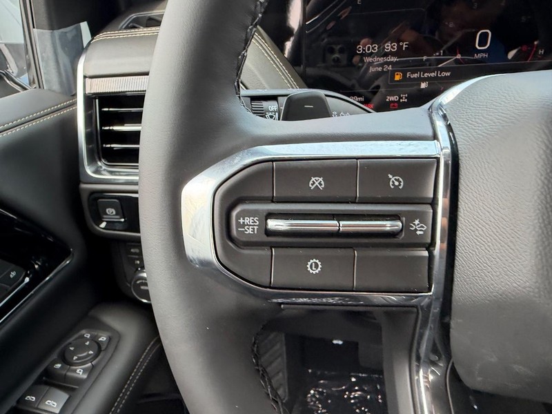 GMC Yukon XL Vehicle Full-screen Gallery Image 12