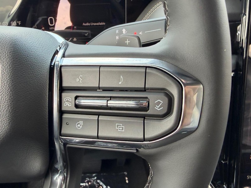 GMC Yukon XL Vehicle Full-screen Gallery Image 13