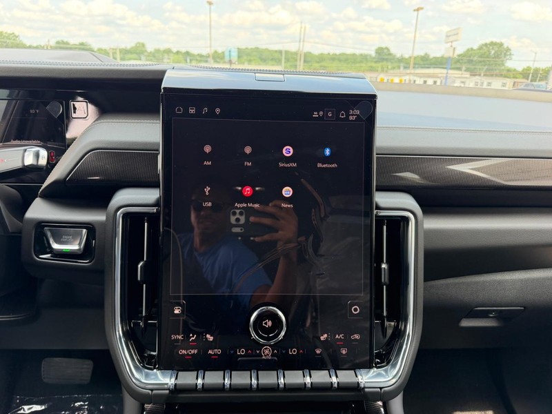 GMC Yukon XL Vehicle Full-screen Gallery Image 15