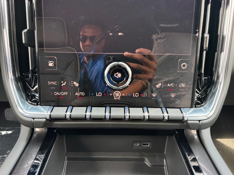 GMC Yukon XL Vehicle Full-screen Gallery Image 16