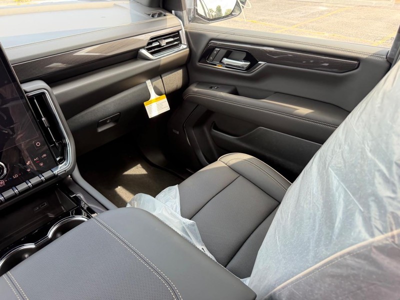 GMC Yukon XL Vehicle Full-screen Gallery Image 17