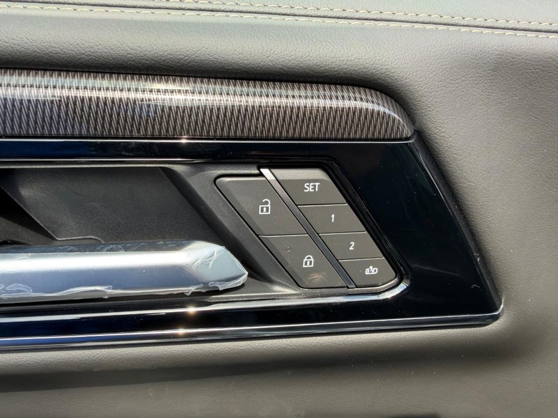 GMC Yukon XL Vehicle Full-screen Gallery Image 19