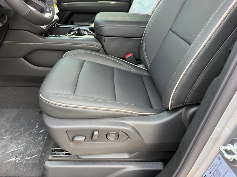GMC Yukon XL Vehicle Full-screen Gallery Image 20