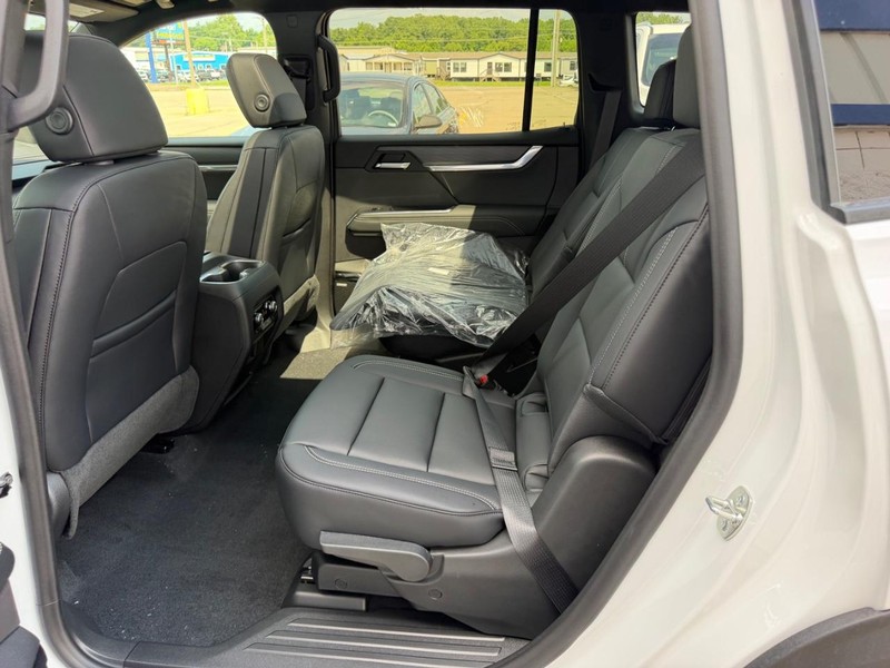 GMC Acadia Vehicle Full-screen Gallery Image 9
