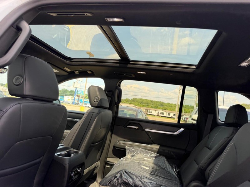 GMC Acadia Vehicle Full-screen Gallery Image 10