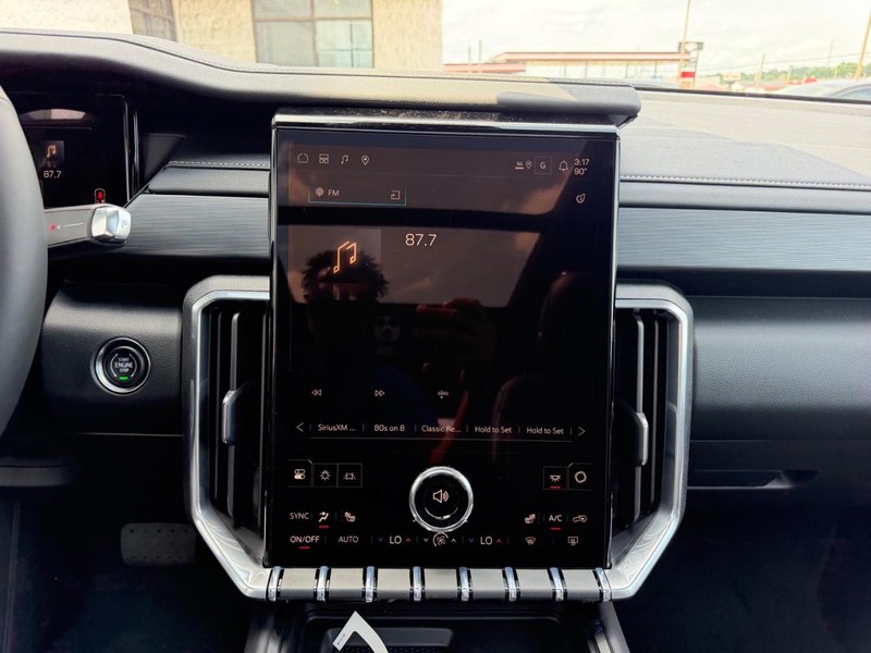 GMC Acadia Vehicle Full-screen Gallery Image 17