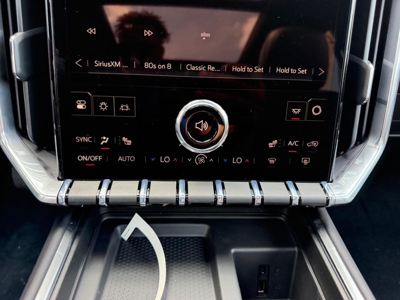GMC Acadia Vehicle Full-screen Gallery Image 18