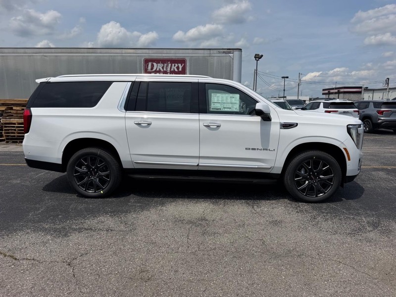 GMC Yukon XL Vehicle Full-screen Gallery Image 2