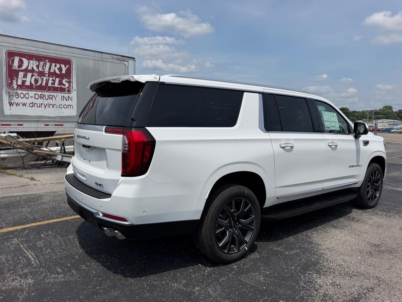GMC Yukon XL Vehicle Full-screen Gallery Image 3