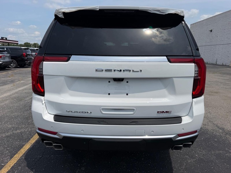 GMC Yukon XL Vehicle Full-screen Gallery Image 4