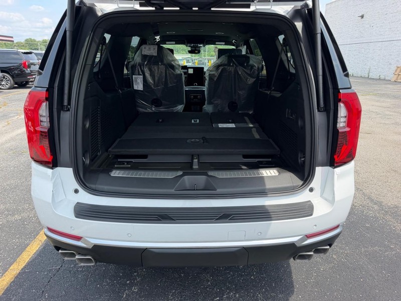 GMC Yukon XL Vehicle Full-screen Gallery Image 5