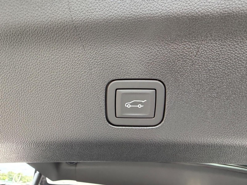 GMC Yukon XL Vehicle Full-screen Gallery Image 6