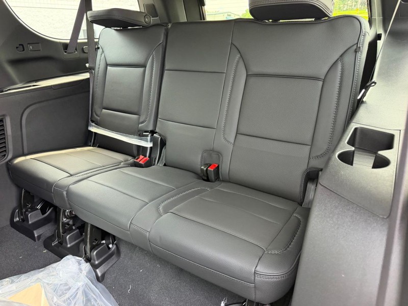 GMC Yukon XL Vehicle Full-screen Gallery Image 8