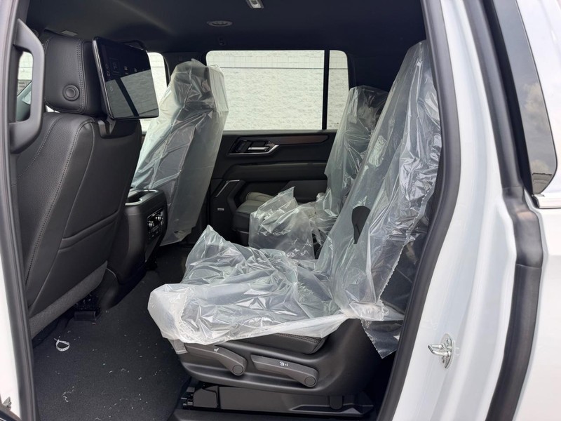 GMC Yukon XL Vehicle Full-screen Gallery Image 9