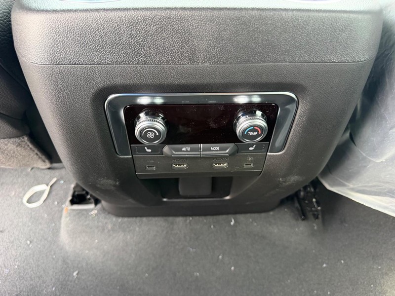 GMC Yukon XL Vehicle Full-screen Gallery Image 11