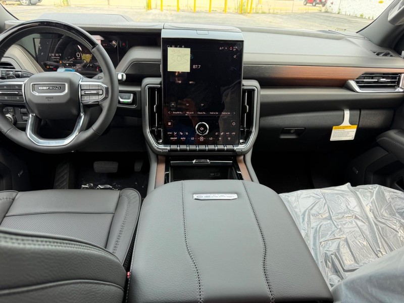 GMC Yukon XL Vehicle Full-screen Gallery Image 12