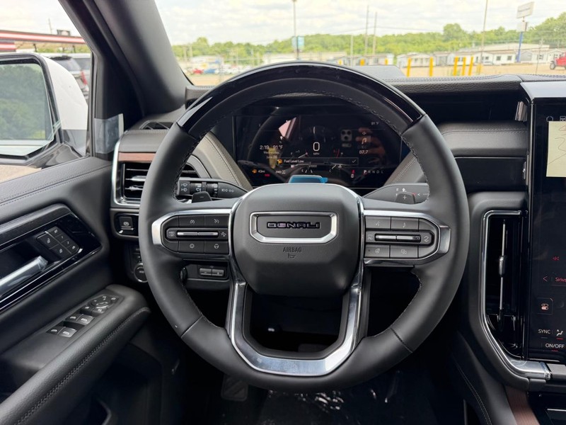 GMC Yukon XL Vehicle Full-screen Gallery Image 13