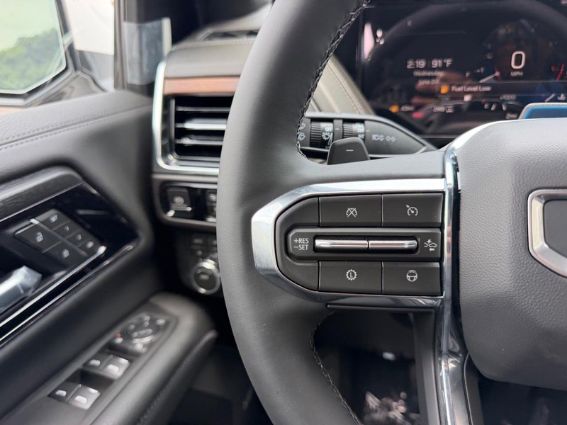 GMC Yukon XL Vehicle Full-screen Gallery Image 14