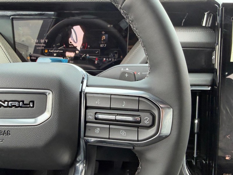 GMC Yukon XL Vehicle Full-screen Gallery Image 15