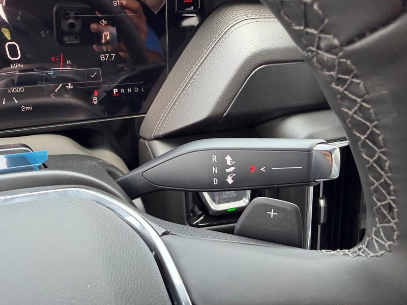 GMC Yukon XL Vehicle Full-screen Gallery Image 16