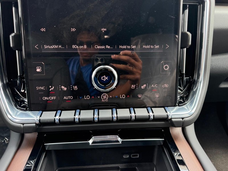 GMC Yukon XL Vehicle Full-screen Gallery Image 18