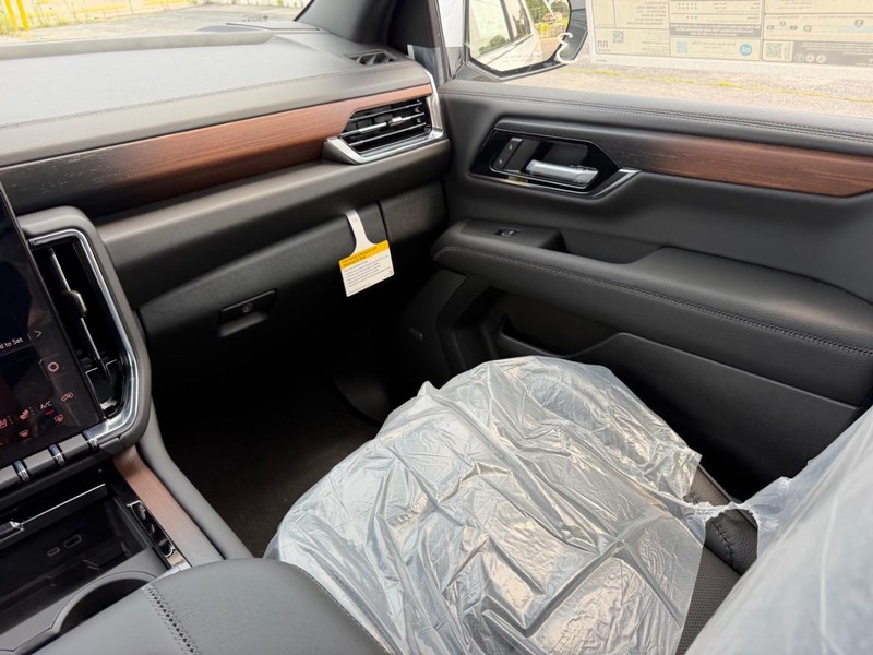 GMC Yukon XL Vehicle Full-screen Gallery Image 19
