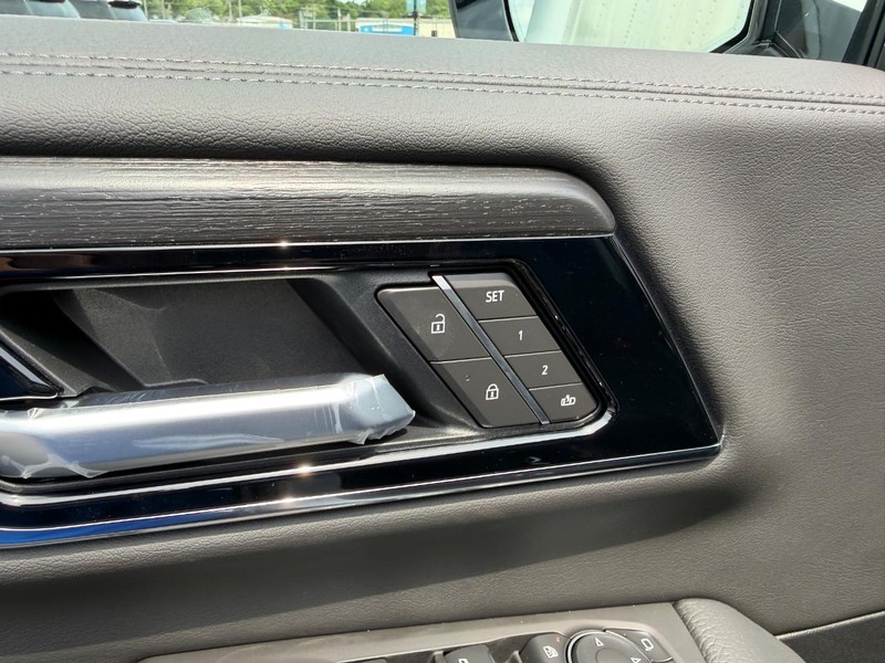 GMC Yukon XL Vehicle Full-screen Gallery Image 21