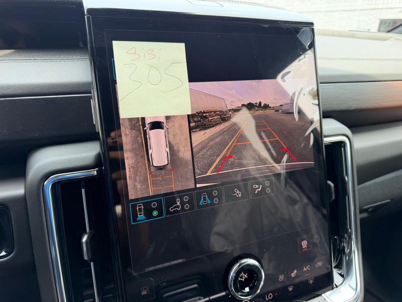 GMC Yukon XL Vehicle Full-screen Gallery Image 24