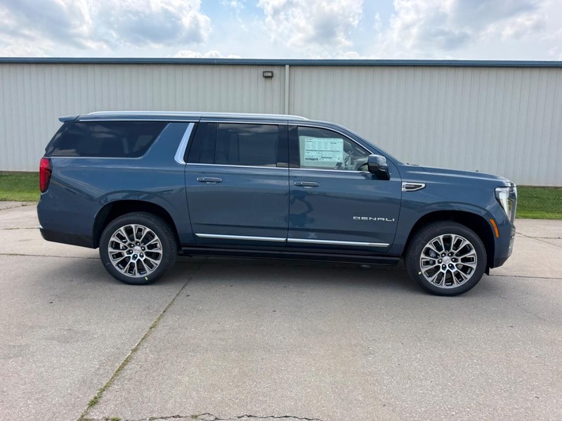 GMC Yukon XL Vehicle Full-screen Gallery Image 2