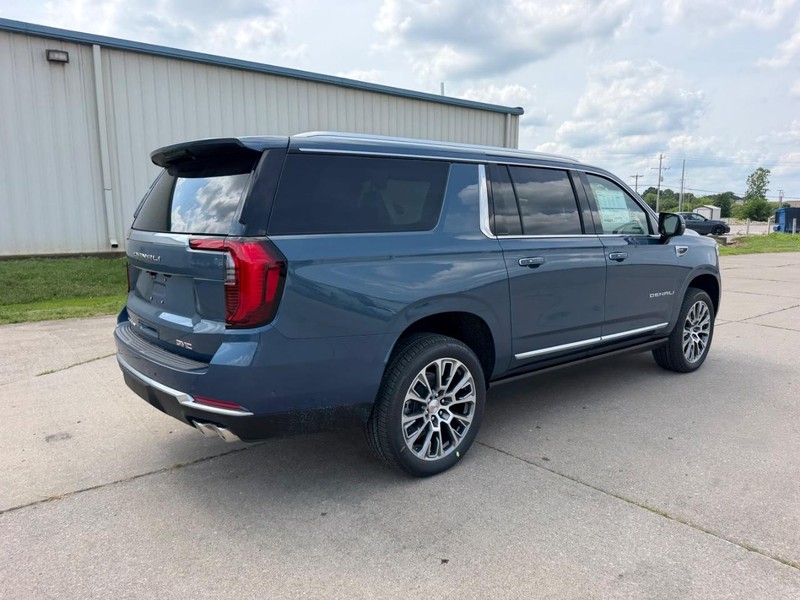 GMC Yukon XL Vehicle Full-screen Gallery Image 3
