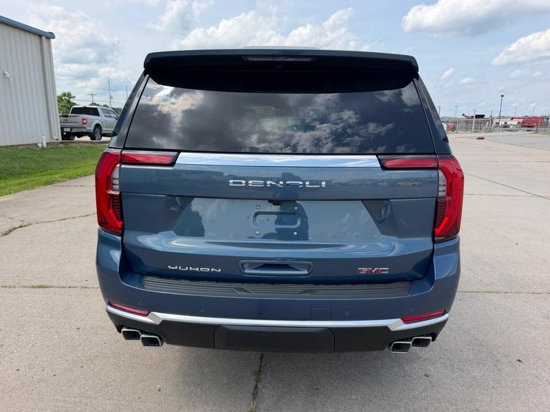 GMC Yukon XL Vehicle Full-screen Gallery Image 4