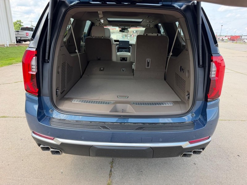 GMC Yukon XL Vehicle Full-screen Gallery Image 5
