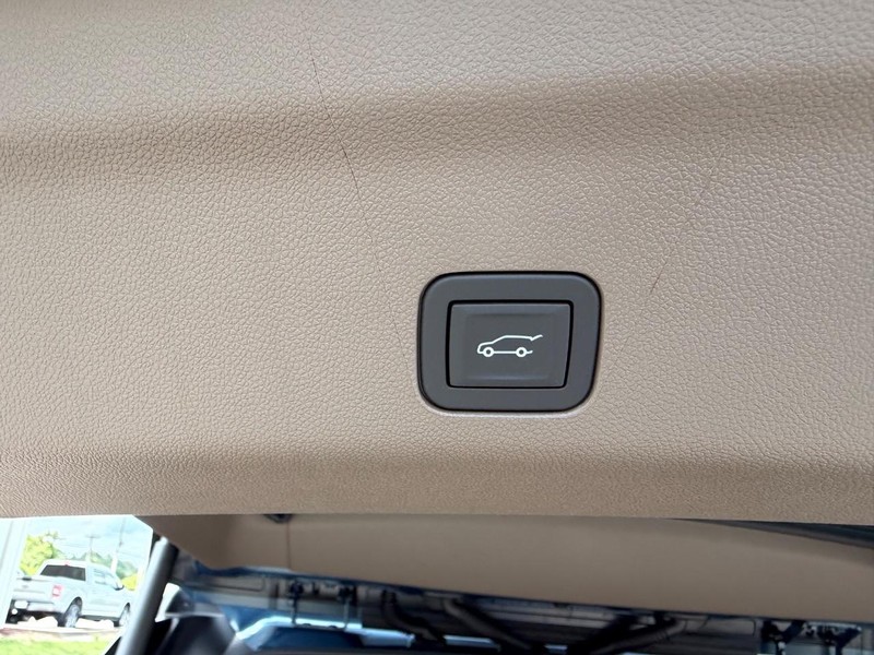 GMC Yukon XL Vehicle Full-screen Gallery Image 6