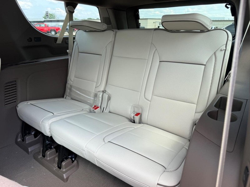 GMC Yukon XL Vehicle Full-screen Gallery Image 8